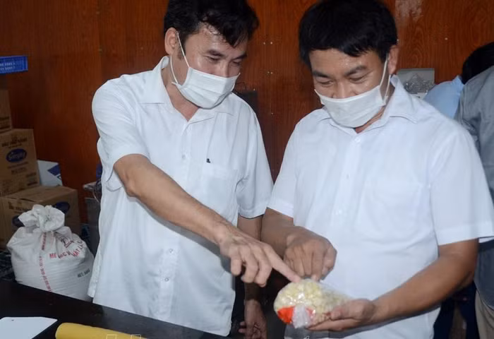 Đoàn kiểm tra liên ngành của tỉnh kiểm tra các nguyên liệu làm bánh trung thu của cơ sở sản xuất bánh trung thu trên địa bàn Thành phố Phủ Lý. Ảnh: hanamtv.vn