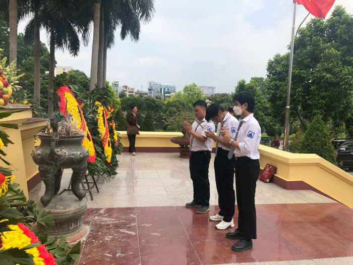 3 Đảng viên trẻ Đỗ Hoàng Quốc Bảo, Nguyễn Đình Minh, Nguyễn Hải Đăng dâng hương tưởng niệm các anh hùng, liệt sĩ.