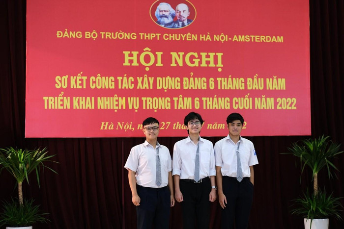 3 học sinh trường THPT chuyên Hà Nội – Amsterdam được kết nạp Đảng viên trong năm học 2021-2022.