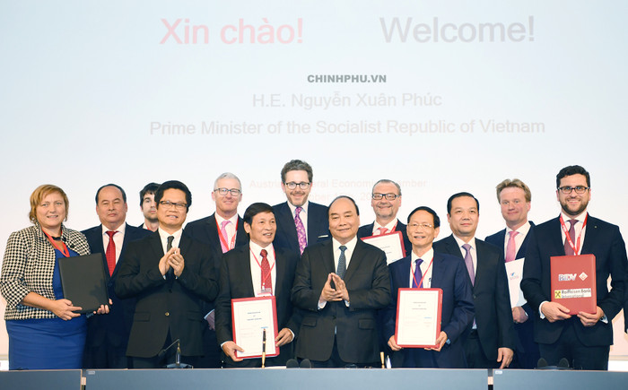 Thủ tướng Nguyễn Xuân Phúc và các doanh nghiệp hai nước. Ảnh: VGP Thủ tướng Nguyễn Xuân Phúc và các doanh nghiệp hai nước. Ảnh: VGP