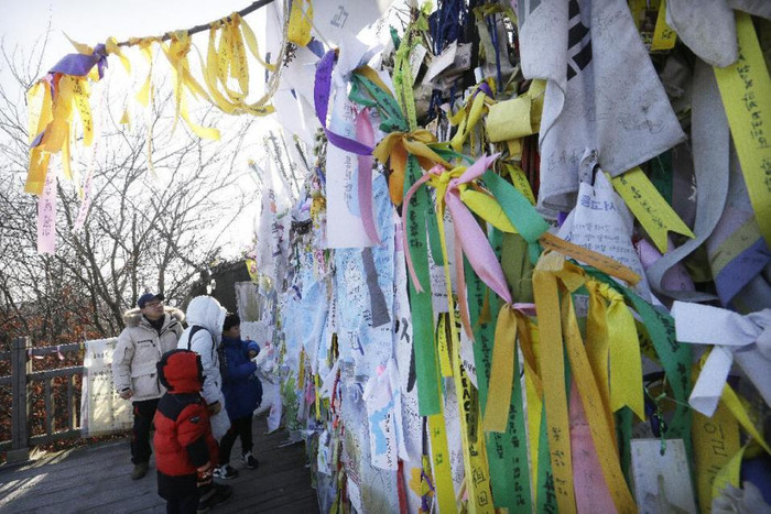 Người dân Hàn Quốc buộc những lời cầu nguyện thống nhất đất nước vào cành cây ở khu vực giáp ranh hai miền Nam Bắc, ảnh: AP.