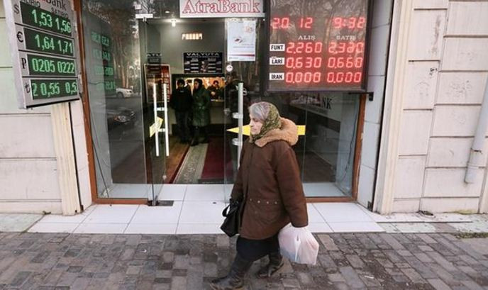 Người dân Azerbaijan đang sống trong khó khăn bởi khủng hoảng kinh tế - mà nguyên nhân do chính quyền kém cỏi và bế tắc. Ảnh: The Guardian. Người dân Azerbaijan đang sống trong khó khăn bởi khủng hoảng kinh tế - mà nguyên nhân do chính quyền kém cỏi và bế tắc. Ảnh: The Guardian.