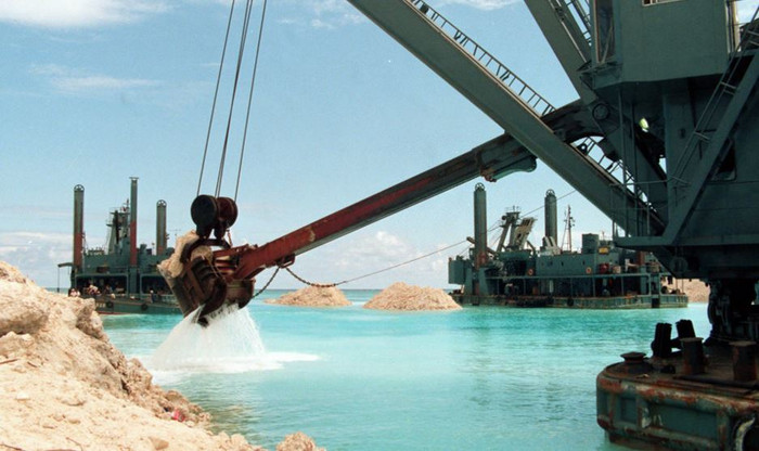 Trung Quốc đã chiếm đóng, bồi đắp, quân sự hóa bất hợp pháp 7 hoặc 8 thực thể ở Trường Sa. Hình ảnh Trung Quốc bồi đắp đá Chữ Thập.