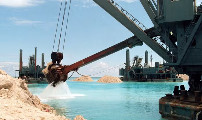 Trung Quốc đã chiếm đóng, bồi đắp, quân sự hóa bất hợp pháp 7 hoặc 8 thực thể ở Trường Sa. Hình ảnh Trung Quốc bồi đắp đá Chữ Thập.