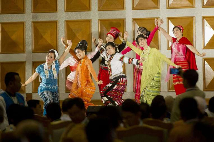 Tiết mục văn nghệ do các nghị sĩ Myanmar khóa cũ tổ chức chào đón các đồng nghiệp mới, còn mình sẽ rời khỏi Quốc hội sau buổi liên hoan này. Ảnh: The Straits Times. Tiết mục văn nghệ do các nghị sĩ Myanmar khóa cũ tổ chức chào đón các đồng nghiệp mới, còn mình sẽ rời khỏi Quốc hội sau buổi liên hoan này. Ảnh: The Straits Times.