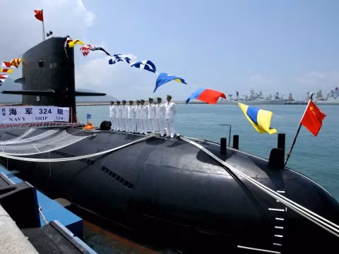 Với việc leo thang quân sự hóa Biển Đông, Trung Quốc đang tự cô lập mình chứ chẳng có nước nào liên minh liên kết để "kiềm chế" họ như Trung Quốc tưởng tượng. Ảnh tàu ngầm Trung Quốc: Business Standard.