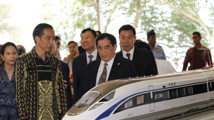 Tổng thống Indonesia Joko Widodo tham quan mô hình đường sắt cao tốc mà nhà thầu Trung Quốc dự kiến xây dựng, ảnh: SCMP. Tổng thống Indonesia Joko Widodo tham quan mô hình đường sắt cao tốc mà nhà thầu Trung Quốc dự kiến xây dựng, ảnh: SCMP.