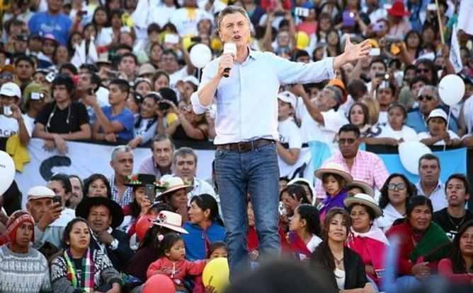 Tổng thống Argentina Mauricio Macri và người dân Argentina. Ảnh: EPA Tổng thống Argentina Mauricio Macri và người dân Argentina. Ảnh: EPA