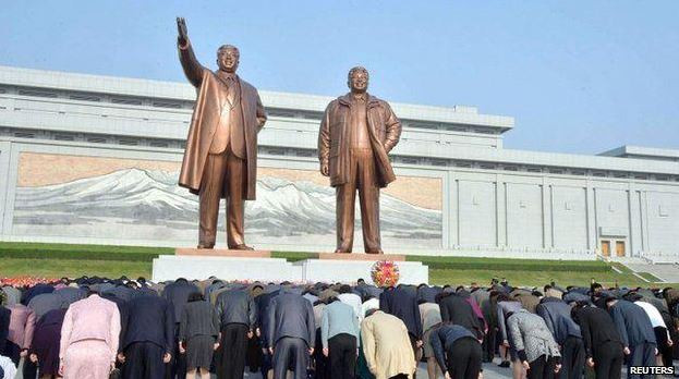 Người dân Triều Tiên thể hiện sự cung kính với hai nhà đạo Kim Il-sung và Kim Jong-il chính là một hình ảnh, khát khao mà Kim Jong-un hướng tới. Ảnh: Reuters. Người dân Triều Tiên thể hiện sự cung kính với hai nhà đạo Kim Il-sung và Kim Jong-il chính là một hình ảnh, khát khao mà Kim Jong-un hướng tới. Ảnh: Reuters.