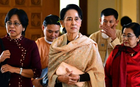 Bà Aung San Suu Kyi và các tân nghị sĩ NLD tới dự phiên họp cuối cùng của Quốc hội khóa cũ và tiệc chia tay đồng nghiệp. Ảnh: AP. Bà Aung San Suu Kyi và các tân nghị sĩ NLD tới dự phiên họp cuối cùng của Quốc hội khóa cũ và tiệc chia tay đồng nghiệp. Ảnh: AP.