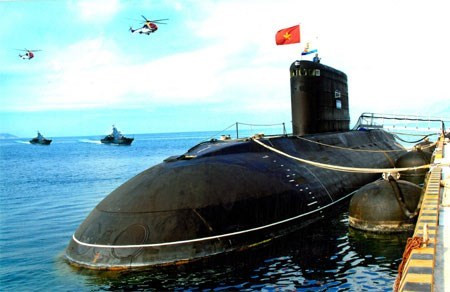 Tàu ngầm Hà Nội tại cảng Cam Ranh, ảnh: Quân Đội Nhân Dân. Tàu ngầm Hà Nội tại cảng Cam Ranh, ảnh: Quân Đội Nhân Dân.