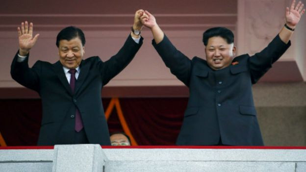 Trung Quốc có thực sự &quot;kiểm soát được Triều Tiên&quot; như dư luận đồn đoán hay không vẫn là câu hỏi còn bỏ ngỏ. Trong khi đó hình ảnh ông Lưu Vân Sơn, Ủy viên Thường vụ Bộ chính trị đảng Cộng sản Trung Quốc sang Triều Tiên dự duyệt binh tháng 10/2015 đã bị truyền thông nhà nước Triều Tiên xóa đi hôm qua. Bức ảnh chụp ông Sơn và ông Kim Jong-un trên lễ đài, nguồn: BBC.