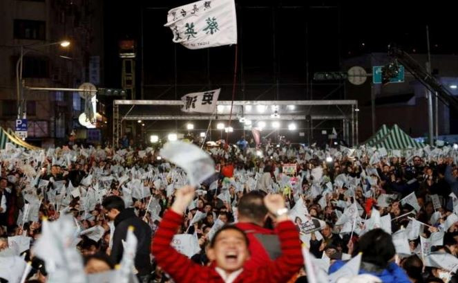 Những người ủng hộ đảng Dân Tiến ăn mừng chiến thắng của bà Thái Anh Văn tại Đài Bắc. Ảnh: Reuters. Những người ủng hộ đảng Dân Tiến ăn mừng chiến thắng của bà Thái Anh Văn tại Đài Bắc. Ảnh: Reuters.