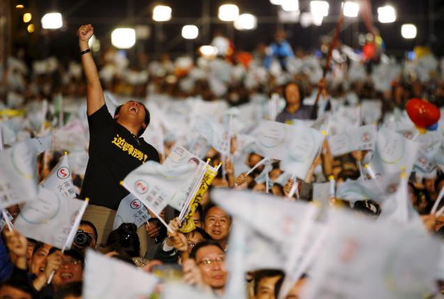 Lực lượng cử tri ủng hộ Dân Tiến đảng ăn mừng kết quả bầu cử, ảnh: Reuters. Lực lượng cử tri ủng hộ Dân Tiến đảng ăn mừng kết quả bầu cử, ảnh: Reuters.