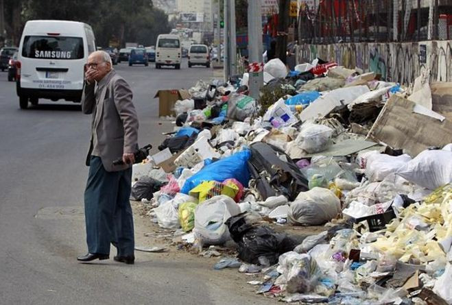 Rác ngập đường phố thủ đô Beirut – hậu quả của mâu thuẫn chính trị nội bộ tại Li-băng. Ảnh: AP.