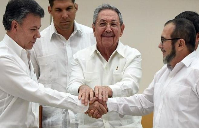 Chủ tịch Cuba Raul Castro cùng Tổng thống Colombia Juan Manuel Santos và lãnh đạo lực lượng FARC Rodrigo Londono. Ảnh: Getty Images. Chủ tịch Cuba Raul Castro cùng Tổng thống Colombia Juan Manuel Santos và lãnh đạo lực lượng FARC Rodrigo Londono. Ảnh: Getty Images.