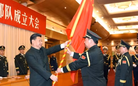 Ông Tập Cận Bình trao quân kỳ quân chủng Lục quân cho Lý Tác Thành, tân Tư lệnh tân quân chủng này. Ảnh: SCMP.