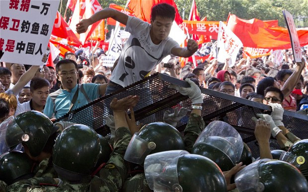 Năm 2012, những cuộc biểu tình chống Nhật Bản nổ ra gần như trên khắp lãnh thổ Trung Quốc. Chủ nghĩa cực đoan một khi được kích hoạt, nó có thể vượt tầm kiểm soát. Ảnh: The Telegraph. Năm 2012, những cuộc biểu tình chống Nhật Bản nổ ra gần như trên khắp lãnh thổ Trung Quốc. Chủ nghĩa cực đoan một khi được kích hoạt, nó có thể vượt tầm kiểm soát. Ảnh: The Telegraph.