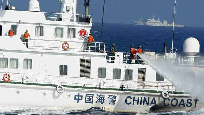 Tàu Cảnh sát biển Trung Quốc uy hiếp, đe dọa tàu cá Philippines ở Scarborough, hình minh họa: Philnews. Tàu Cảnh sát biển Trung Quốc uy hiếp, đe dọa tàu cá Philippines ở Scarborough, hình minh họa: Philnews.