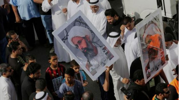 Cộng đồng Hồi giáo Shi'ite thiểu số ở Saudi Arabia biểu tình phản đối việc hành quyết giáo sĩ al-Nimr Nimr. Ảnh: AP. Cộng đồng Hồi giáo Shi'ite thiểu số ở Saudi Arabia biểu tình phản đối việc hành quyết giáo sĩ al-Nimr Nimr. Ảnh: AP.