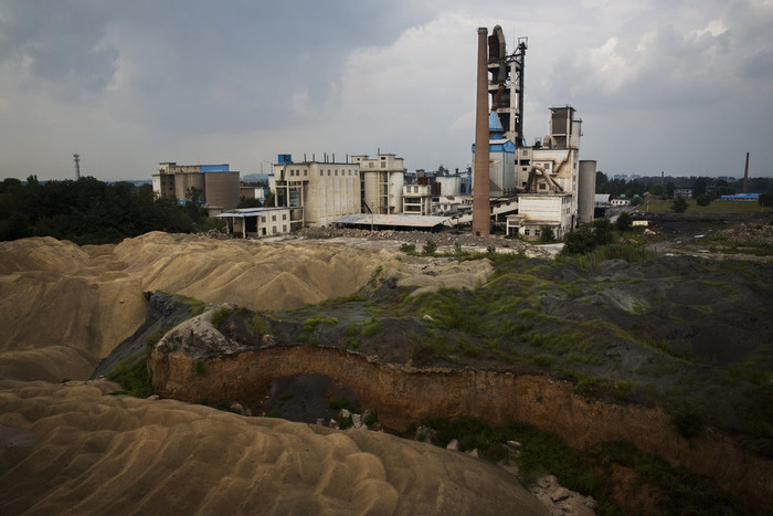 Những nhà máy công nghiệp nặng sử dụng công nghệ lạc hậu, ô nhiễm môi trường sẽ được Trung Quốc bê ra nước ngoài thông qua các hoạt động cho vay, viện trợ phát triển và kể cả định chế tài chính AIIB mà Bắc Kinh cầm trịch. Ảnh: The New York Times. Những nhà máy công nghiệp nặng sử dụng công nghệ lạc hậu, ô nhiễm môi trường sẽ được Trung Quốc bê ra nước ngoài thông qua các hoạt động cho vay, viện trợ phát triển và kể cả định chế tài chính AIIB mà Bắc Kinh cầm trịch. Ảnh: The New York Times.