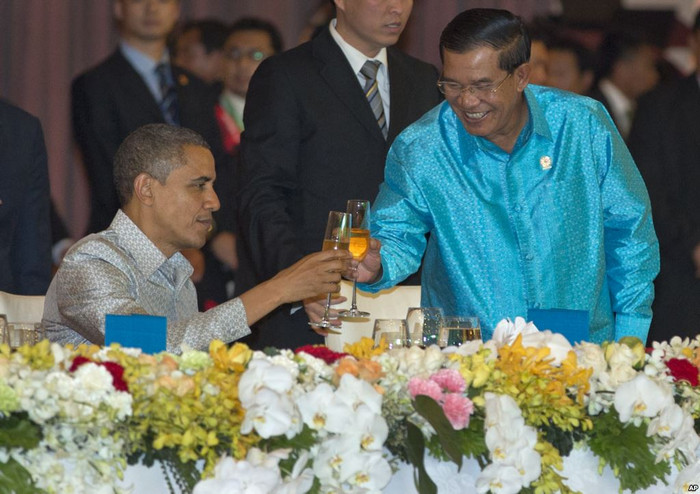 Tổng thống Mỹ Barack Obama và Thủ tướng Campuchia Hun Sen, ảnh: VOA. Tổng thống Mỹ Barack Obama và Thủ tướng Campuchia Hun Sen, ảnh: VOA.