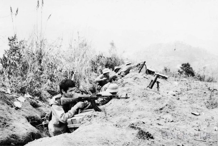 Từ 9h15 sáng ngày 20/2/1979, chiến sỹ Đại đội 10, Tiểu đoàn 3 bộ đội Lạng Sơn tổ chức tấn công, chiếm lại đồi Chậu Cảnh và đồi Cây Xanh (cao điểm 409), thuộc xã Tam Lung, huyện Văn Lãng (tỉnh Lạng Sơn), bị địch chiếm đóng từ ngày 17/2/1979. (Ảnh: Hà Việt/TTXVN) 20-1708158060.jpg