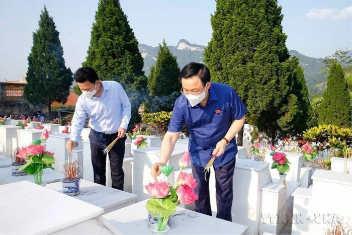 Chủ tịch Quốc hội Vương Đình Huệ thắp hương viếng các Anh hùng liệt sĩ tại Nghĩa trang Quốc gia Vị Xuyên (2021). (Ảnh: Doãn Tấn/TTXVN) 17e447a1ef-2e4f-4ccf-b3a1-bcc2eb594ed4-1708157913.jpg