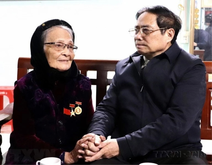 Thủ tướng Chính phủ Phạm Minh Chính thăm, chúc Tết, tặng quà Mẹ Việt Nam anh hùng Lâm Thị Mèn (tổ 1, phường Hợp Giang, thành phố Cao Bằng, tỉnh Cao Bằng). Mẹ có 2 người con là Liệt sỹ, hy sinh trong cuộc chiến đấu bảo vệ biên giới phía Bắc (2022). (Ảnh: Quốc Đạt/TTXVN) 174a620c06-295a-4749-8ee5-6452e94131c9-1708157893.jpg