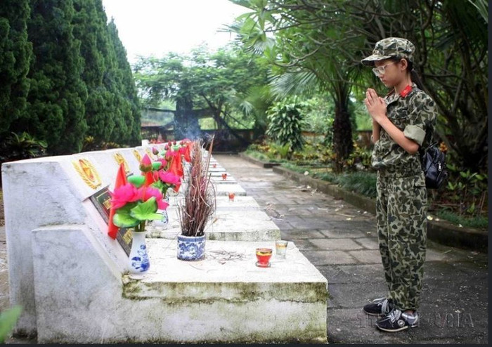 Thế hệ trẻ hôm nay luôn ghi nhớ công lao to lớn của những anh hùng liệt sỹ đã hy sinh bảo vệ tổ quốc (Nghĩa trang liệt sỹ Vị Xuyên, Hà Giang). Ảnh: Thanh Tùng/TTXVN the he tre.JPG