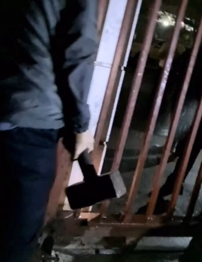 Người đàn ông cầm búa đáp phá khóa cổng Nhà máy (Ảnh cắt từ Clip) Người đàn ông cầm búa đáp phá khóa cổng Nhà máy (Ảnh cắt từ Clip)