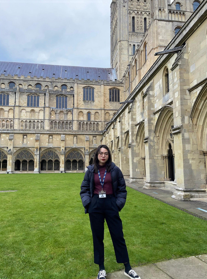 Vũ Thị Thái Anh chụp ảnh khi đến thăm một nhà thời tại thành phố Norwich, Vương quốc Anh. Ảnh: Nhân vật cung cấp