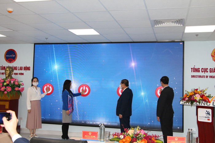 Các đại biểu tham gia khai trương website giáo dục giới tính. Ảnh: Ban tổ chức