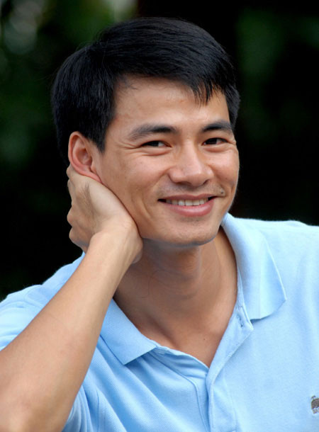 Theo đạo diễn Đỗ Thanh Hải, Xuân Bắc (ảnh trên) đã chủ động "làm nền" để tôn bạn diễn Đinh Tiến Dũng (ảnh dưới) trong Hỏi xoáy đáp xoay. Theo đạo diễn Đỗ Thanh Hải, Xuân Bắc (ảnh trên) đã chủ động "làm nền" để tôn bạn diễn Đinh Tiến Dũng (ảnh dưới) trong Hỏi xoáy đáp xoay.