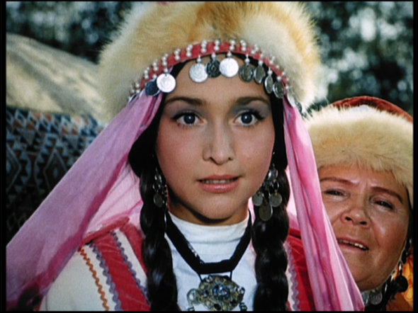 Irina Malysheva, sinh năm 1961, được vinh danh Nghệ sỹ của Nga. Sau vai đầu trong phim nổi tiếng Một trăm ngày sau tuổi thơ, cô hay nhận vai trong các phim cổ tích như Nàng công chúa và hạt đậu, Cưỡi trên lưng ngựa vàng,...nổi bật qua phim Karastayanava của truyền hình Bulgaria. Cô cũng tham gia đóng một vai trong phim Những linh hồn chết năm 1984, chuyển thể từ tiểu thuyết của nhà văn nổi tiếng N. Gogol. Irina Malysheva, sinh năm 1961, được vinh danh Nghệ sỹ của Nga. Sau vai đầu trong phim nổi tiếng Một trăm ngày sau tuổi thơ, cô hay nhận vai trong các phim cổ tích như Nàng công chúa và hạt đậu, Cưỡi trên lưng ngựa vàng,...nổi bật qua phim Karastayanava của truyền hình Bulgaria. Cô cũng tham gia đóng một vai trong phim Những linh hồn chết năm 1984, chuyển thể từ tiểu thuyết của nhà văn nổi tiếng N. Gogol.