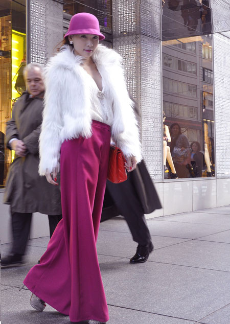 Ngọc Trinh vàng rực trên đường phố New York ảnh 7 Quỳnh Thư cá tính trong chiếc quần ống rộng và áo khoát long chồn tinh tế