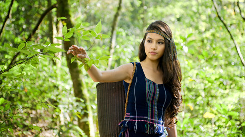 Với ý tưởng chụp những bộ ảnh có giá trị nhân văn, cũng là giúp các model được sáng tạo trong lúc thực hiện, nhiếp ảnh gia Đặng Minh Tùng cùng Hoàng My lên Đà Lạt thực hiện bộ hình tái hiện tình sử Langbiang. Người đẹp sinh năm 1988 vào vai con gái tù trưởng bộ tộc Chil vào rừng hái thuốc.