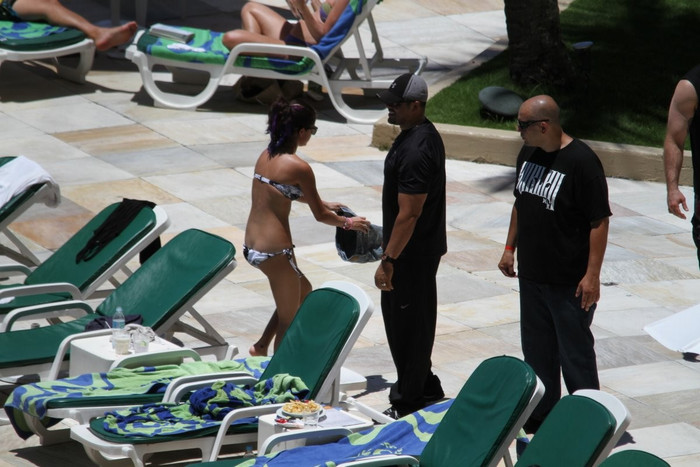 Selena Gomez đang tận hưởng kỳ nghỉ tại bãi biển Rio de Janeiro và cô có hành động... mặc quần khá hồn nhiên giữa đông người. Xem ảnh: Selena Gomez... xỏ quần trên bãi biển Selena Gomez đang tận hưởng kỳ nghỉ tại bãi biển Rio de Janeiro và cô có hành động... mặc quần khá hồn nhiên giữa đông người. Xem ảnh: Selena Gomez... xỏ quần trên bãi biển