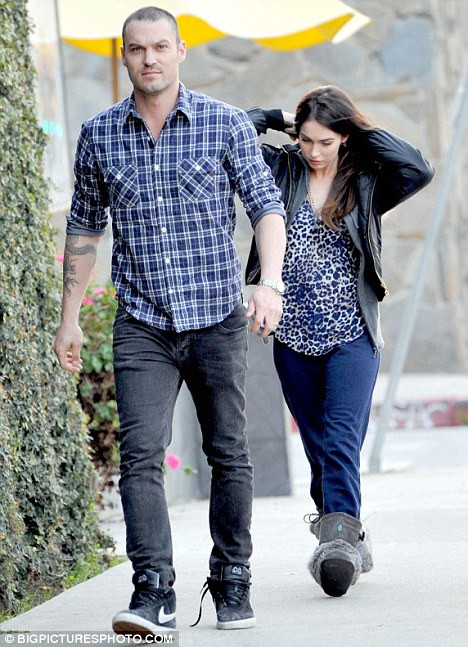 Megan Fox mới đây đã cởi mở chia sẻ về kế hoạch tương lai của mình. Cô cho biết mình sẵn sàng để sinh con và muốn ổn định cuộc sống với chồng là Brian Austin Green. Cô còn cho biết thêm, cô muốn sinh ít nhất là 2 đứa con, có thể là 3 đứa. Megan Fox mới đây đã cởi mở chia sẻ về kế hoạch tương lai của mình. Cô cho biết mình sẵn sàng để sinh con và muốn ổn định cuộc sống với chồng là Brian Austin Green. Cô còn cho biết thêm, cô muốn sinh ít nhất là 2 đứa con, có thể là 3 đứa.