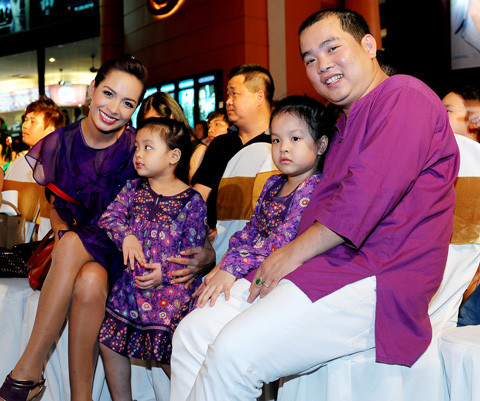 Hai cô công chúa Sulli, Suti cùng cha mẹ đi chơi ngày Valentine.