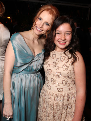 Jessica Chastain của "The Help" và "Tree of Life" và Amara Miller của "Descendants" chụp ảnh chung. Jessica Chastain của "The Help" và "Tree of Life" và Amara Miller của "Descendants" chụp ảnh chung. Ảnh: Hollywood Reporter.