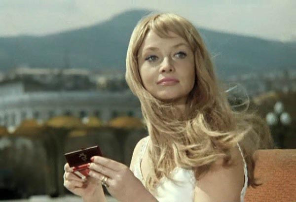 Natalia Kustinskaya, sinh năm 1938, được phong danh hiệu Nghệ sĩ của Liên bang Nga năm 1999. Cô được biết đến nhiều qua các bộ phim như Ba cộng với hai năm 1962, và Ivan thay đổi nghề nghiệp năm 1973, là phần cuối cùng trong chuỗi bộ ba phim hài của đạo diễn Leonid Gaidai, trong câu chuyện về những chuyến phiêu lưu của anh chàng Shurik. Natalia Kustinskaya, sinh năm 1938, được phong danh hiệu Nghệ sĩ của Liên bang Nga năm 1999. Cô được biết đến nhiều qua các bộ phim như Ba cộng với hai năm 1962, và Ivan thay đổi nghề nghiệp năm 1973, là phần cuối cùng trong chuỗi bộ ba phim hài của đạo diễn Leonid Gaidai, trong câu chuyện về những chuyến phiêu lưu của anh chàng Shurik.