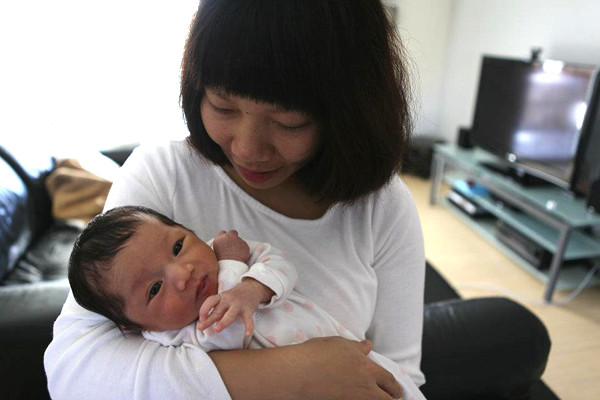 Vào ngày 27/1 vừa qua, con gái đầu lòng của Trần Thu Hà và chồng là nhạc sĩ Bình Đoàn đã tròn 1 tháng tuổi. Diva nhạc Việt không giấu nổi cảm xúc hạnh phúc khi chia sẻ với bạn bè trên Facebook: "Không tưởng tượng nổi một tháng trước còn ngọ nguậy trong bụng giờ đã to thế này, không nhét vào lại nổi đâu. Nhìn con yên ngủ không có hạnh phúc nào sánh bằng. Được làm mẹ là một thay đổi vĩ đại và nhân bản nhất". Trần Thu Hà cũng khoe, bé Nala giờ đã được 4,5 kg, dài 56cm, tăng 1,6 kg so với lúc cất tiếng khóc chào đời. (Ảnh con gái Trần Thu Hà)