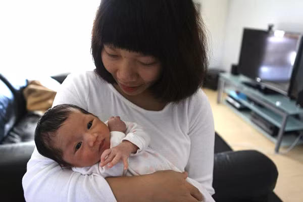 Vào ngày 27/1 vừa qua, con gái đầu lòng của Trần Thu Hà và chồng là nhạc sĩ Bình Đoàn đã tròn 1 tháng tuổi. Diva nhạc Việt không giấu nổi cảm xúc hạnh phúc khi chia sẻ với bạn bè trên Facebook: "Không tưởng tượng nổi một tháng trước còn ngọ nguậy trong bụng giờ đã to thế này, không nhét vào lại nổi đâu. Nhìn con yên ngủ không có hạnh phúc nào sánh bằng. Được làm mẹ là một thay đổi vĩ đại và nhân bản nhất". Trần Thu Hà cũng khoe, bé Nala giờ đã được 4,5 kg, dài 56cm, tăng 1,6 kg so với lúc cất tiếng khóc chào đời. (Ảnh con gái Trần Thu Hà)