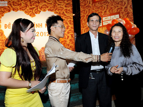 Bố mẹ của ca sĩ Hồ Ngọc Hà (phải) gửi lời chúc hạnh phúc đến các bạn trẻ tham gia chương trình.