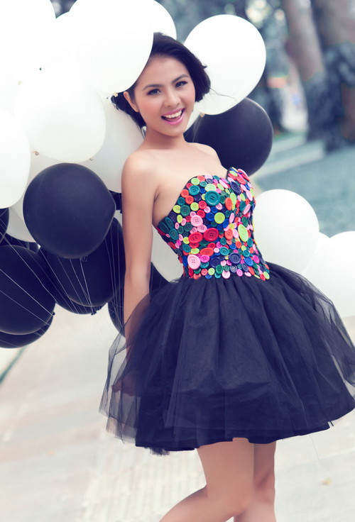 Trong bộ ảnh mới của Vân Trang, ê-kíp gồm stylist Tân Đà Lạt, make-up Huỳnh Lợi và nhiếp ảnh Cúm Photo muốn đưa cô trở lại với hình ảnh một cô gái trẻ năng động, xinh tươi, đúng như lứa tuổi thật của nữ diễn viên.