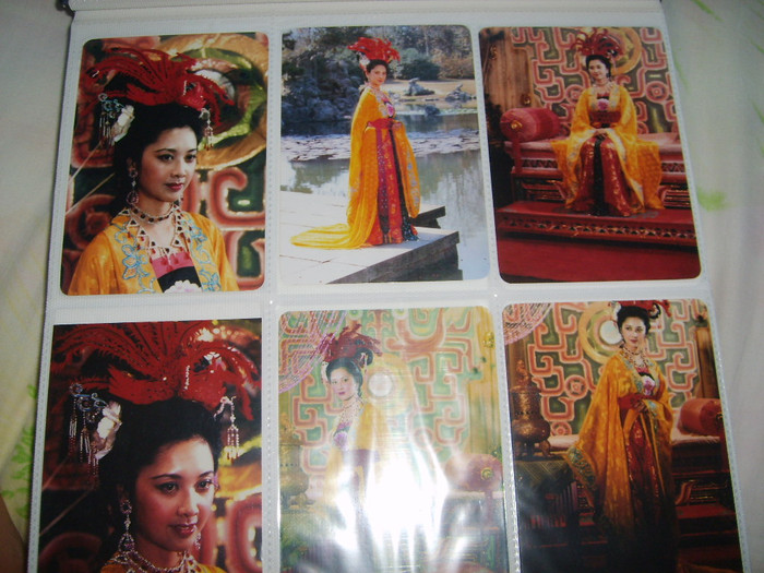 Ảnh góc trên Nữ vương đứng bên hồ không có trong phim. Cảnh Nữ vương - Đường Tăng dạo vườn thượng uyển quay tại vườn Hoàng- Tây Hồ - Hàng Châu từ tháng 10/1985. Đây là địa điểm nổi tiếng dành cho các đôi tình nhân