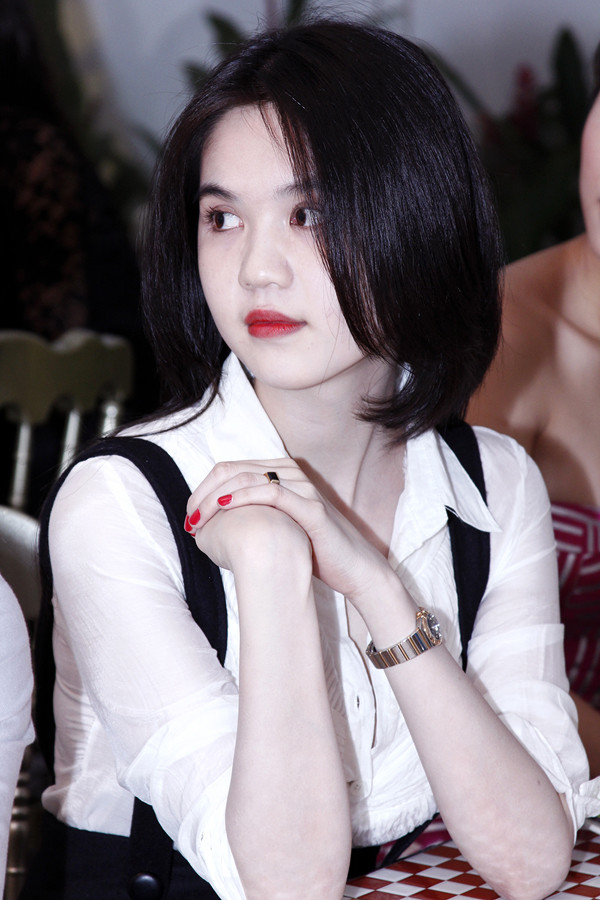 Ngọc Trinh diện chiếc áo sơ mi trắng với váy quây, mang vẻ đẹp tinh khôi như một nữ sinh trung học. Gương mặt "nữ hoàng nội y" rạng ngời, trong sáng dù mới trải qua scandal ảnh nude cách đây chưa lâu. (Theo Ngôi Sao) Xem thêm: Ngọc Trinh