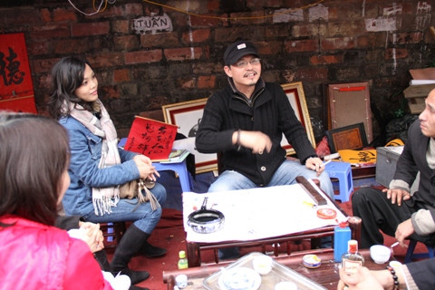 Có lẽ ít ai ngờ diễn viên viên Trung Hiếu lại có niềm đam mê thư pháp. Một lần tình cờ vào Văn Miếu xem viết thư pháp, thấy hay nên mua sách thư pháp về nghiên cứu rồi mua bút, mực, giấy nghiên về mày mò tập viết. Sau đó, anh tham gia sinh hoạt ở CLB Thư pháp Trẻ Hà Nội và trở thành một tín đồ của nghệ thuật này. Thi thoảng anh vẫn ra 'Phố Ông đồ' của Hà Nội để nhàn đàm với đồng đạo.