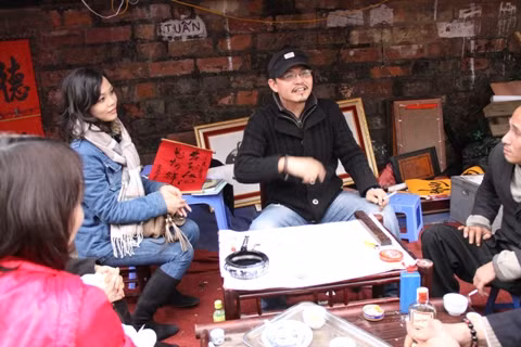 Có lẽ ít ai ngờ diễn viên viên Trung Hiếu lại có niềm đam mê thư pháp. Một lần tình cờ vào Văn Miếu xem viết thư pháp, thấy hay nên mua sách thư pháp về nghiên cứu rồi mua bút, mực, giấy nghiên về mày mò tập viết. Sau đó, anh tham gia sinh hoạt ở CLB Thư pháp Trẻ Hà Nội và trở thành một tín đồ của nghệ thuật này. Thi thoảng anh vẫn ra 'Phố Ông đồ' của Hà Nội để nhàn đàm với đồng đạo.